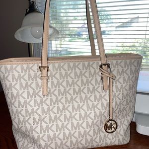 White and tan Gilly tote bag with gold zipper